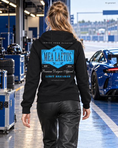 MEA LAETUS Damen Sweatjacke Limitbreaker Emblem Blau in Schwarz – Nähere Rückenansicht beim Gehen durch die Boxengasse.
