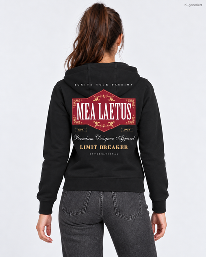 MEA LAETUS Damen Sweatjacke Limitbreaker Emblem Rot in Schwarz – Nähere Studio-Rückansicht mit MEA LAETUS Schriftzug und Limit Breaker Print.