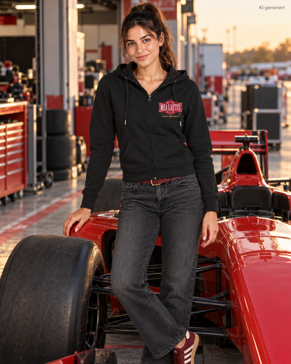 MEA LAETUS Damen Sweatjacke Limitbreaker Emblem Rot in Schwarz – Frontansicht neben einem roten Formel-Rennwagen.