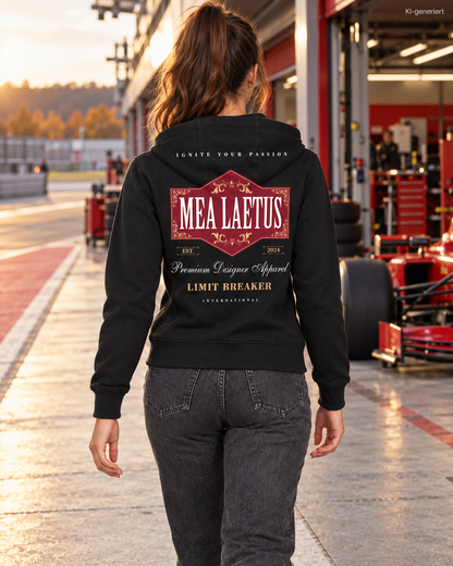 MEA LAETUS Damen Sweatjacke Limitbreaker Emblem Rot in Schwarz – Nähere Rückenansicht beim Gehen durch die Boxengasse.