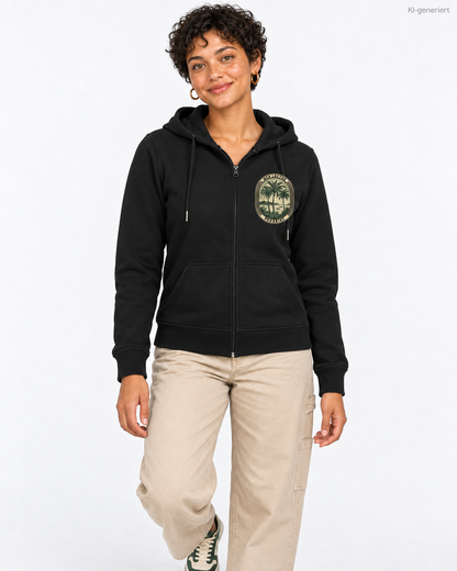 MEA LAETUS Ladies Sweatjacke Palmen Edition in Schwarz – Studio-Frontansicht mit kleinem Palmenemblem und sandfarbener langer Hose.