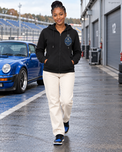 MEA LAETUS Ladies Sweatjacke World Champions Blau in Schwarz – Frontansicht beim Gehen durch die Boxengasse mit langer Hose.