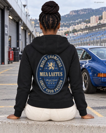 MEA LAETUS Ladies Sweatjacke World Champions Blau in Schwarz – Sitzende Rückenansicht an der Rennstrecke mit großem MEA LAETUS World Champions Print.
