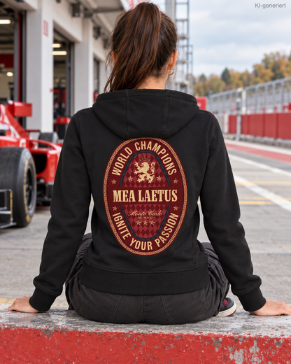 MEA LAETUS Ladies Sweatjacke World Champions Rot in Schwarz – Sitzende Rückenansicht an der Rennstrecke mit großem MEA LAETUS World Champions Print.