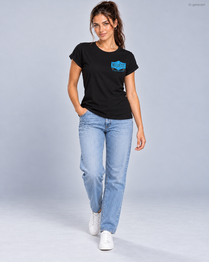 Model mit schwarzem MEA LAETUS Limitbreaker Damen-T-Shirt, hellblauer Jeans und weißen Sneakern im Studio