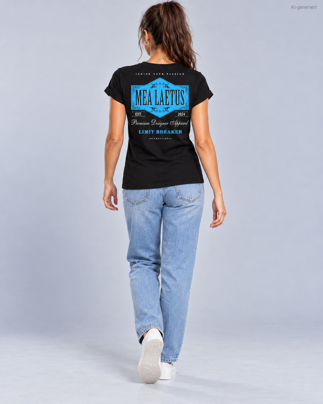 Schwarzes MEA LAETUS Limitbreaker Damen-T-Shirt mit blauem Rückenprint, Ganzkörperansicht am Model