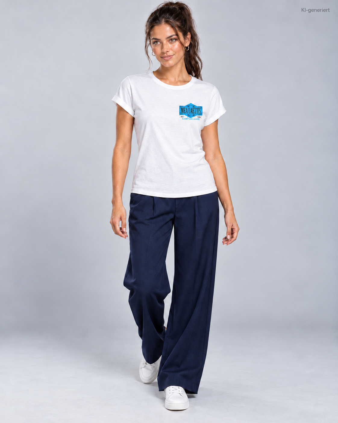 Model in Bewegung im Studio mit weißem MEA LAETUS Limitbreaker Damen-T-Shirt und blauem Brustemblem