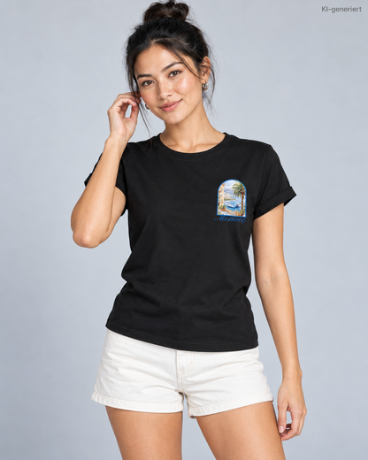 MEA LAETUS Monaco Damen T-Shirt in Schwarz – Nähere Studioaufnahme des Monaco-Brustprints mit hellen Denimshorts