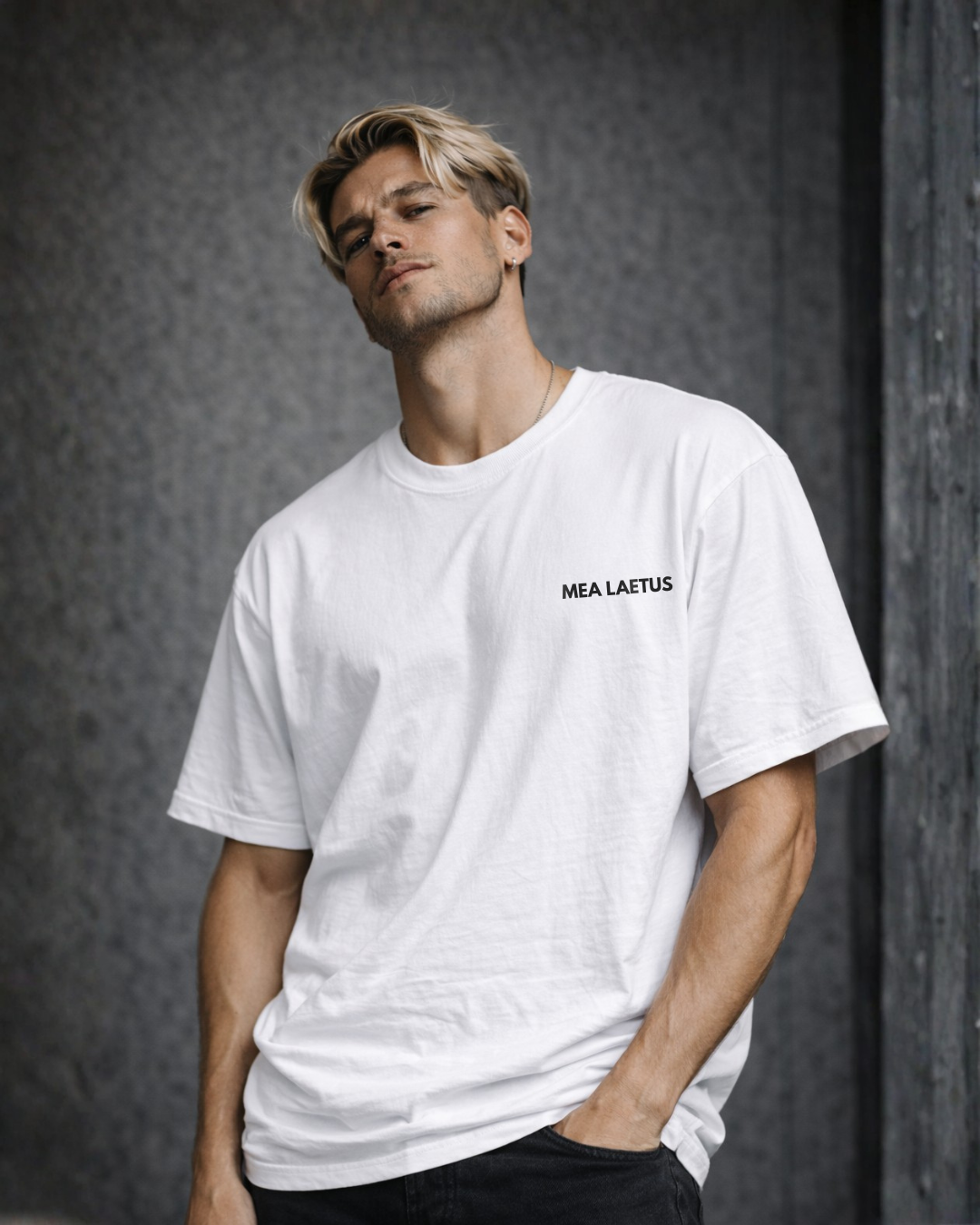 Model trägt weißes Oversized T-Shirt mit schwarzem MEA LAETUS Brustlogo