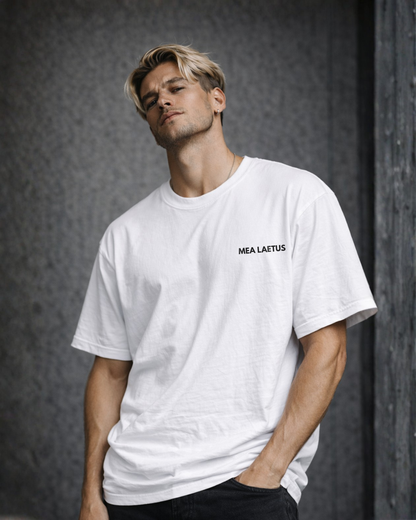 Model trägt weißes Oversized T-Shirt mit schwarzem MEA LAETUS Brustlogo