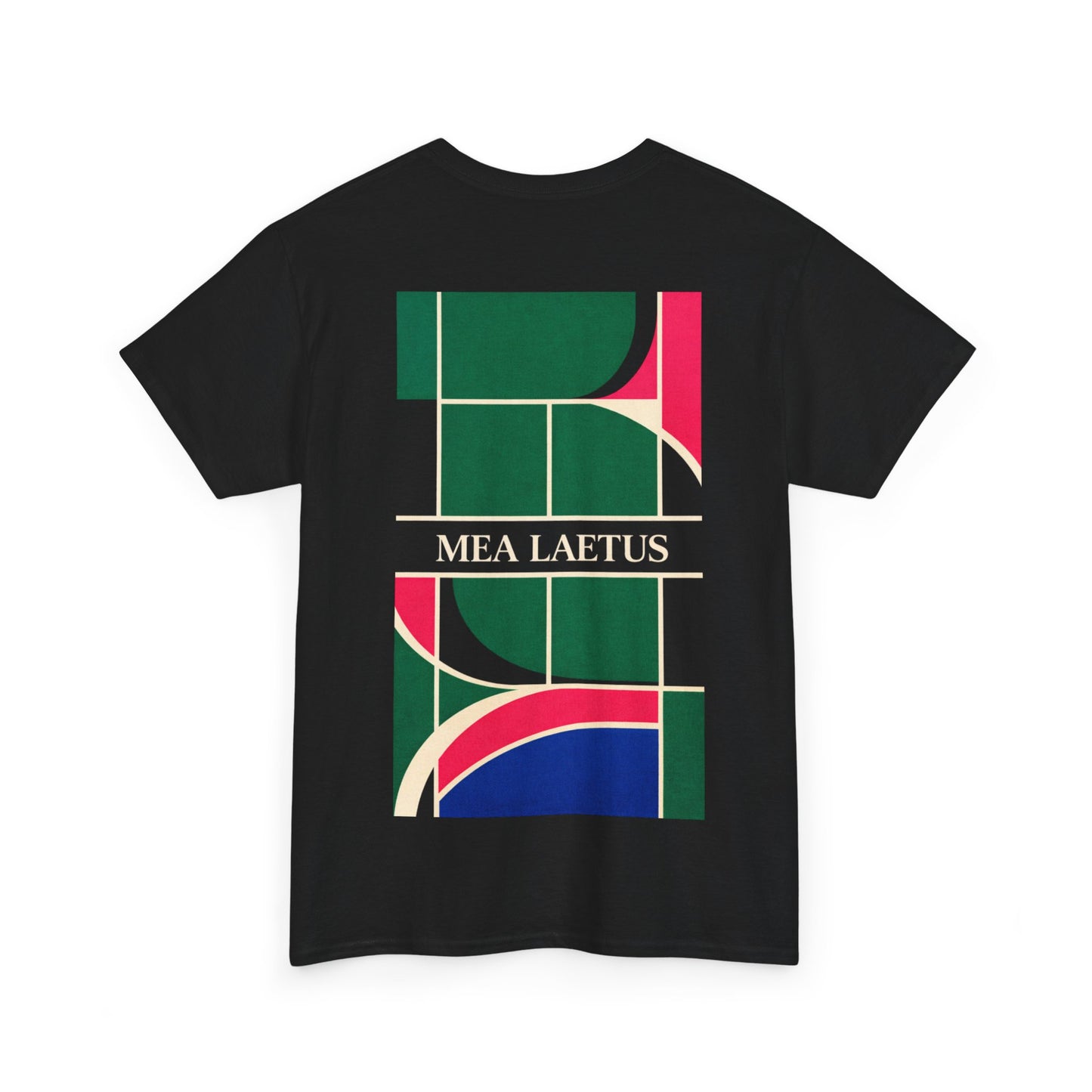Schwarzes T-Shirt in frontaler Flatlay Ansicht mit großem geometrischem Tennisplatz-Backprint im Retro Bauhaus Stil und mittigem MEA LAETUS Schriftzug.