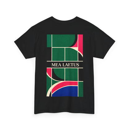 Schwarzes T-Shirt in frontaler Flatlay Ansicht mit großem geometrischem Tennisplatz-Backprint im Retro Bauhaus Stil und mittigem MEA LAETUS Schriftzug.