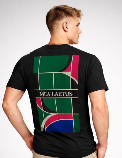 Model trägt schwarzes T-Shirt mit großem geometrischem Tennisplatz-Backprint im Retro-Bauhaus-Tennis-Look.