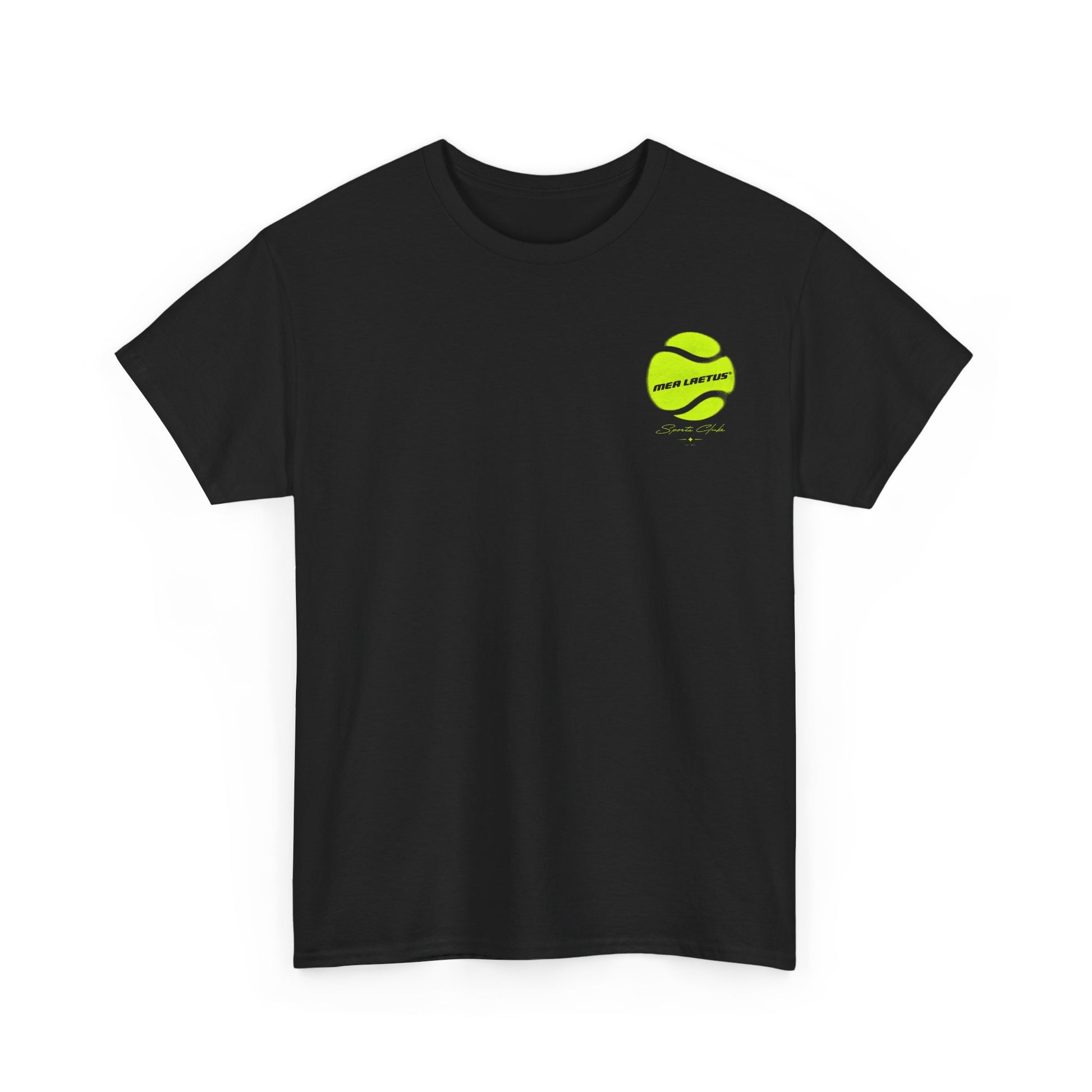 Flatlay T-Shirt Mockup Vorderseite des schwarzen Baumwollshirts für Herren mit kleinem Tennisball-Brustaufdruck links und Rundhalsausschnitt.