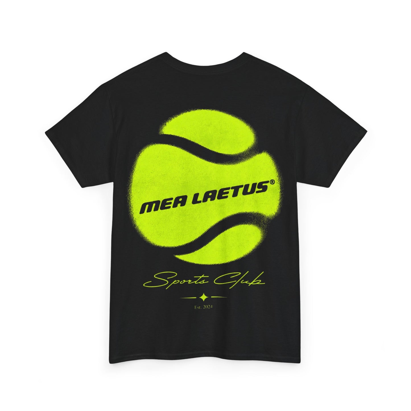 Flatlay T-Shirt Mockup Rückseite des schwarzen MEA LAETUS Sports Club Herrenshirts mit großem neongelbem Tennisball-Motiv und Schriftzug als Backprint.