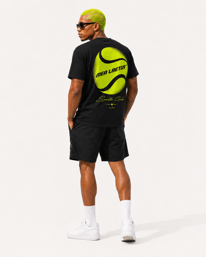 Rückansicht des schwarzen MEA LAETUS Tennis Graphic T-Shirts mit großem Neon-Tennisball-Backprint und Sports-Club-Schriftzug.