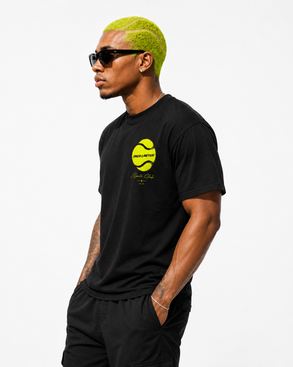 Seitliche Studioansicht des schwarzen Tennis Sports Club Herren T-Shirts im Regular Fit mit kleinem Neon-Tennisball-Frontprint.