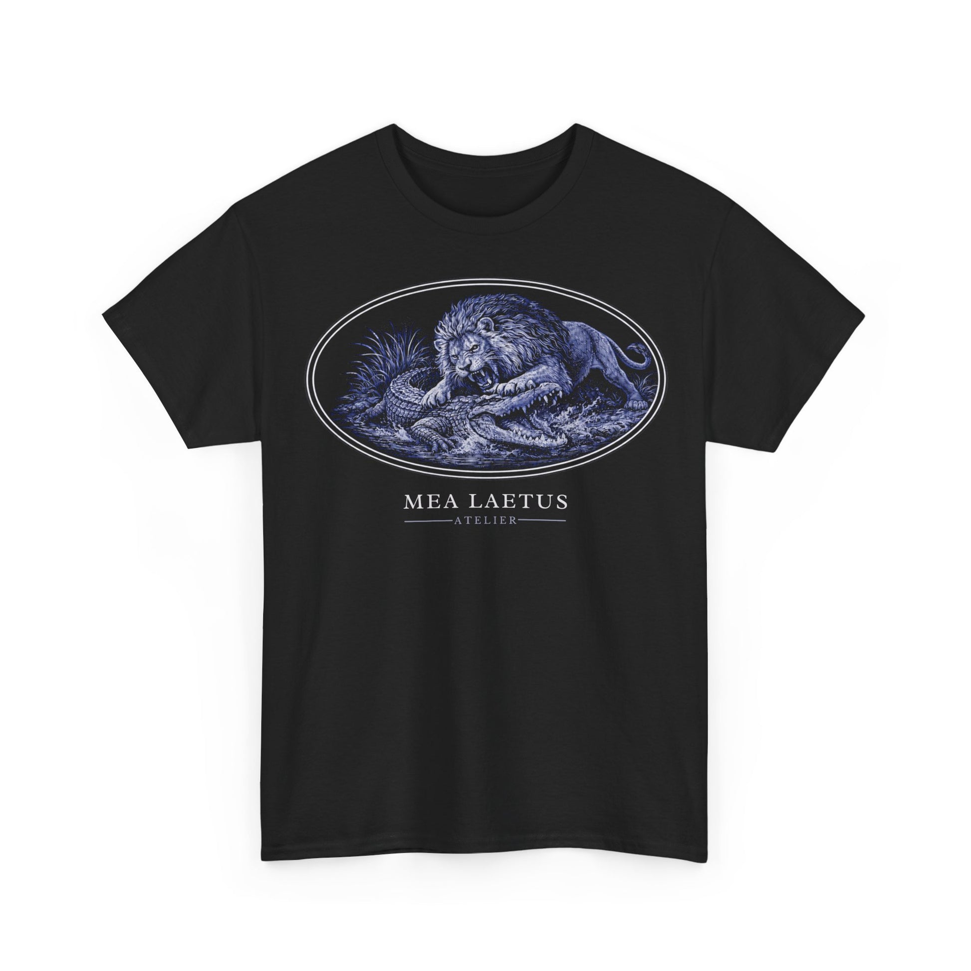 Schwarzes Graphic T-Shirt mit blau-weißem Löwe-vs-Krokodil Frontprint und MEA LAETUS Atelier Schriftzug.