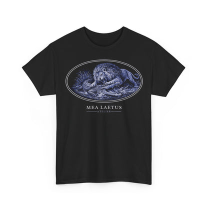 Schwarzes Graphic T-Shirt mit blau-weißem Löwe-vs-Krokodil Frontprint und MEA LAETUS Atelier Schriftzug.
