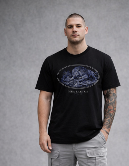 Model trägt schwarzes wildlife predator Graphic T-Shirt mit blau-weißem Löwe versus. Krokodil Frontprint von MEA LAETUS.
