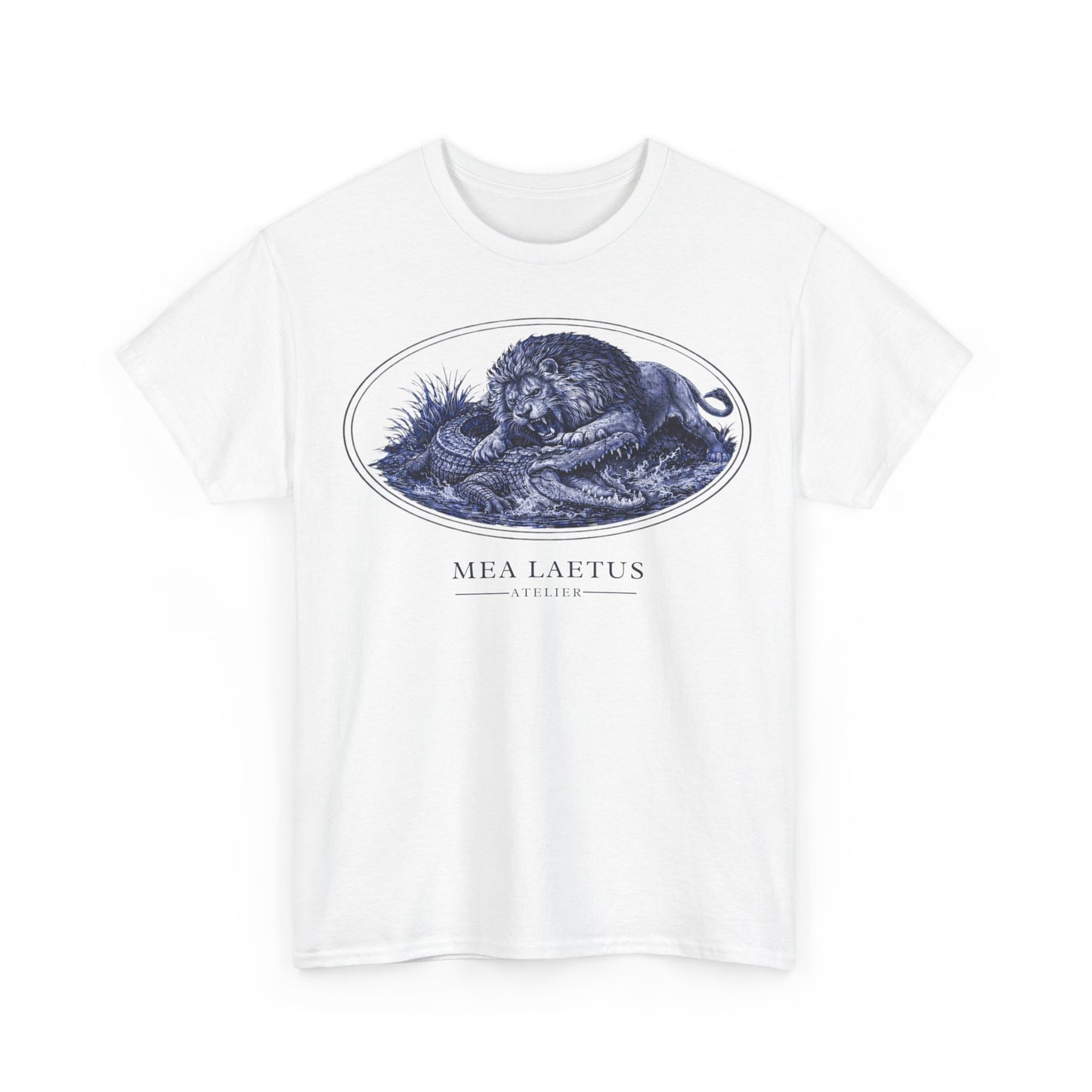 Weißes Graphic T-Shirt mit blau-weißem Löwe gegen Krokodil Frontprint von MEA LAETUS.